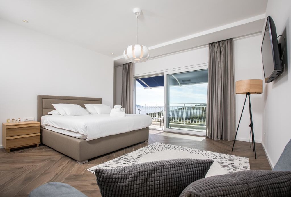 Pohľad na balkón vily H1489 neďaleko Dubrovníka, Chorvátsko.