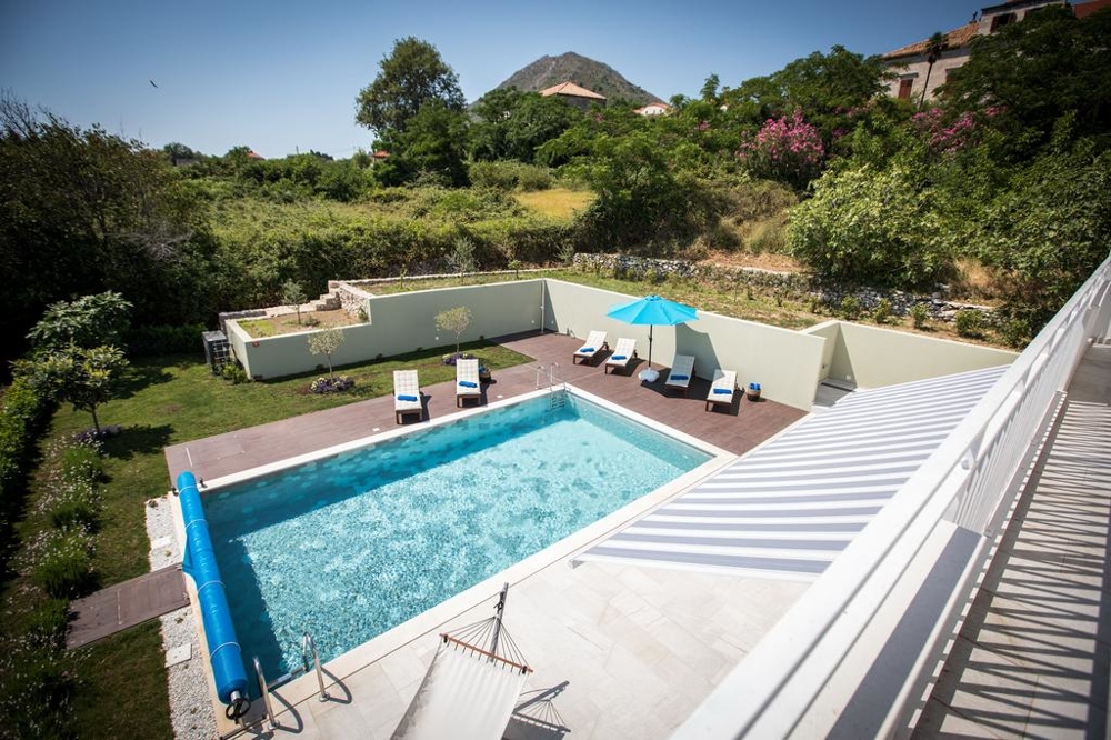 Pohľad do obývacej izby a výhľad na terasu s bazénom.