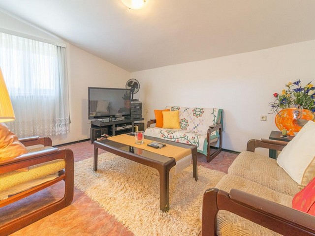 Pohľad na obývaciu izbu s gaučom a stolom v regióne Zadar.