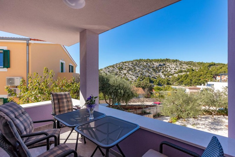 Výhľad na terasu a kopce pobrežia.