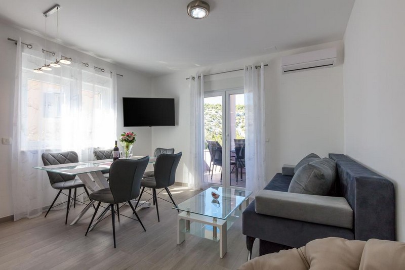 Klimatizovaná obývačka v bytovom dome H1569 pri Rogoznici v Chorvátsku - Panorama Skauting.