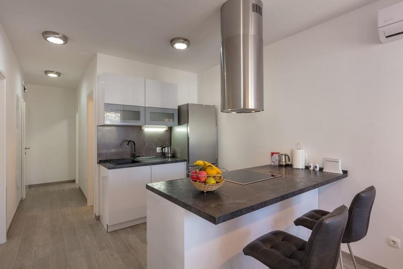 Jedáleň a moderná kuchyňa domu H1569 v regióne Rogoznica, Chorvátsko.