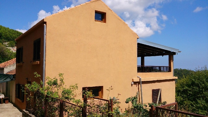 Pohľad z ulice na vstupný priestor a zboku domu - kúpa rodinného domu v Chorvátsku.