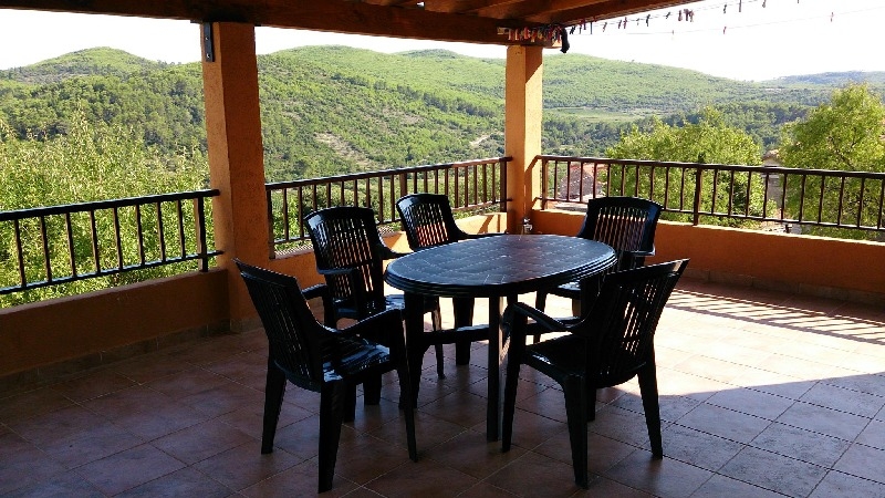 Pohľad na krytý balkón s krásnym výhľadom na idylické okolie.