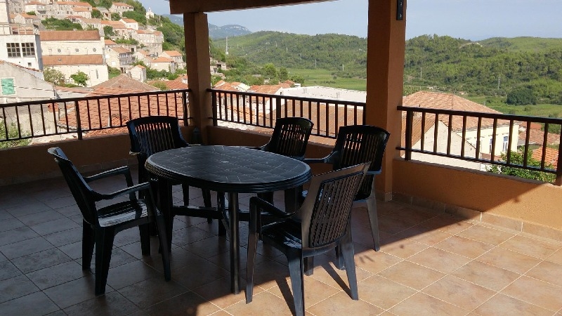 Pohľad z krytého balkóna na mestečko na ostrove Korčula.