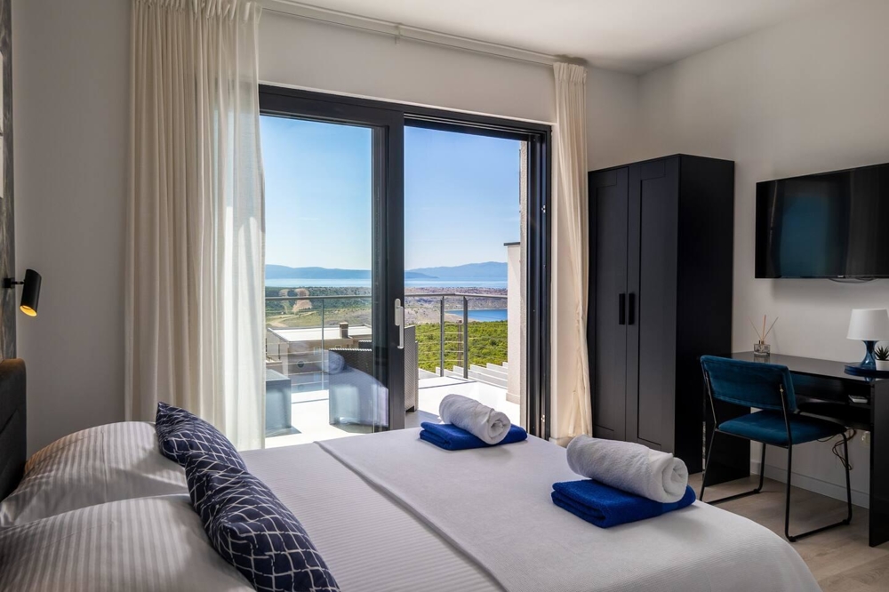 Pozývajúci bazén v noci.