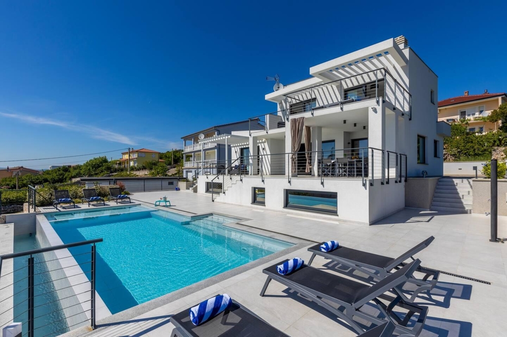 Moderná vila s panoramatickým výhľadom na more neďaleko Crikvenice v Kvarnerskom zálive na predaj - Panorama Scouting Real Estate.