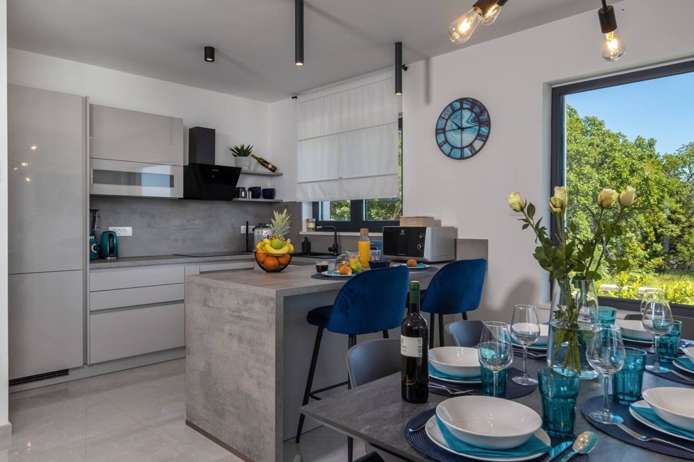 Výhľad na bazén a more z vily H1647, región Crikvenica, Chorvátsko - Panorama Scouting Real Estate.