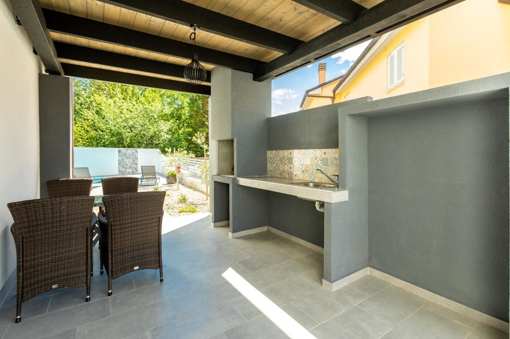 Letná kuchyňa s grilom na Krku v Chorvátsku - Panorama Skauting.