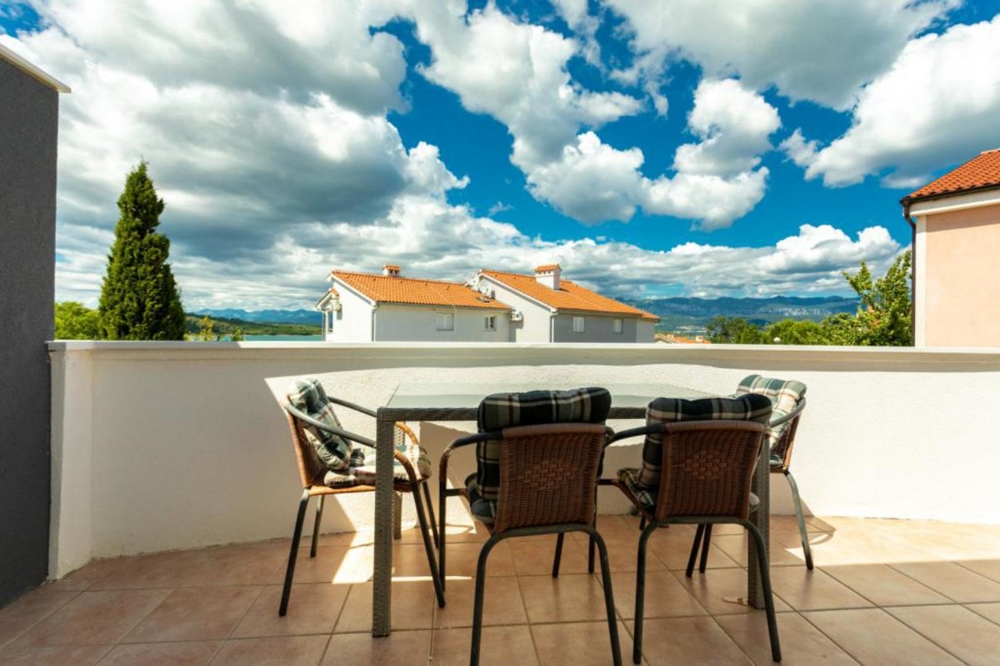 Priestranná terasa s výhľadom na more.