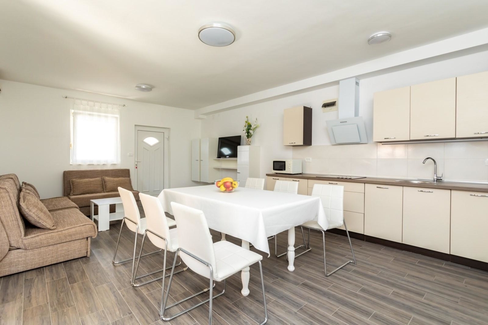 Obytná a jedálenská časť nehnuteľnosti H1656 na Krku v Chorvátsku - Panorama Skauting.