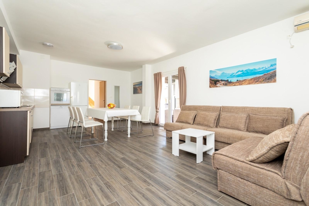 Zariadený obytný priestor domu H1656 na predaj neďaleko Soline v Chorvátsku, ostrov Krk.