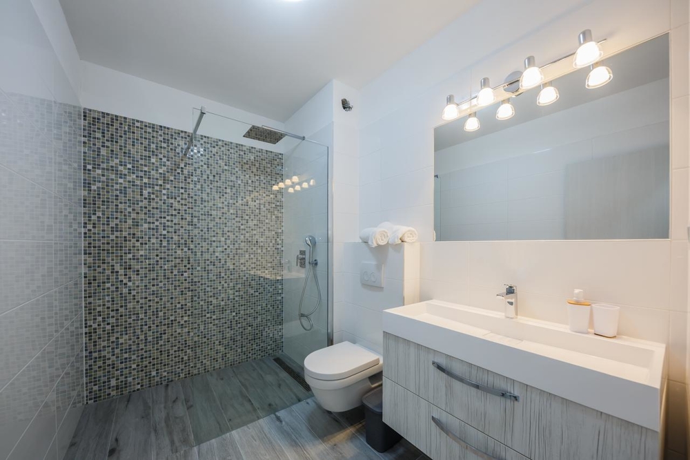 Moderná kúpeľňa Villa H1658, Panorama Scouting.