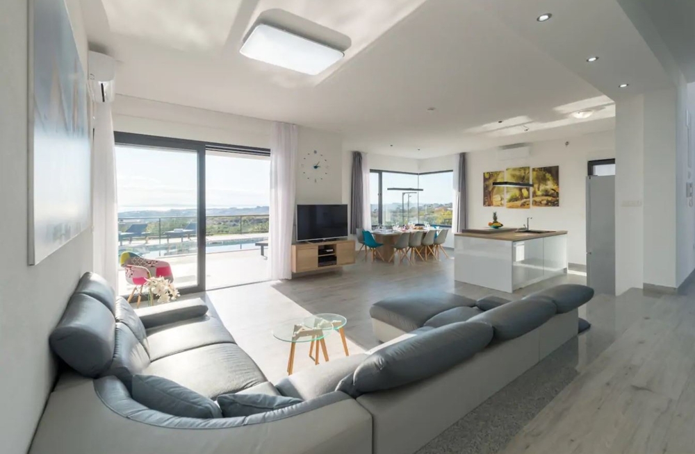 Moderne zariadený obývací priestor nehnuteľnosti H1658 v Chorvátsku, Splitská oblasť - Panorama Skauting.