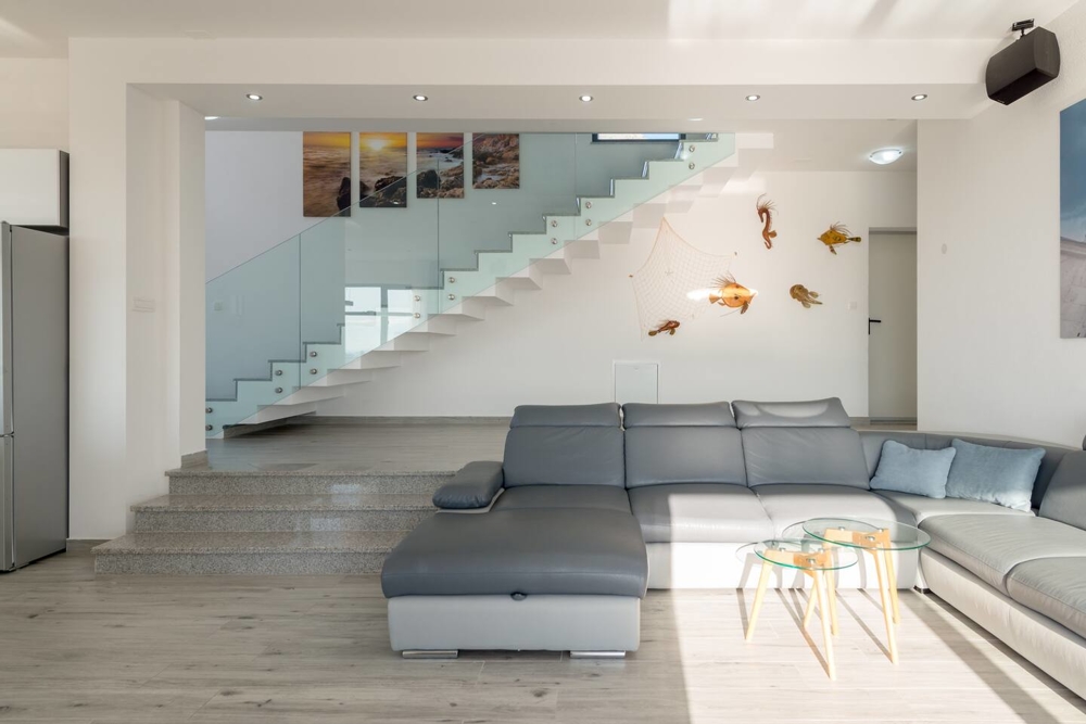 Moderne zariadený obývací priestor.