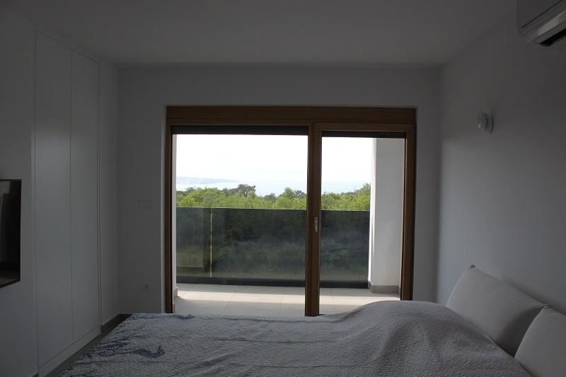 Výhľad na more zo spálne vily H1671 neďaleko Malinska v Chorvátsku.