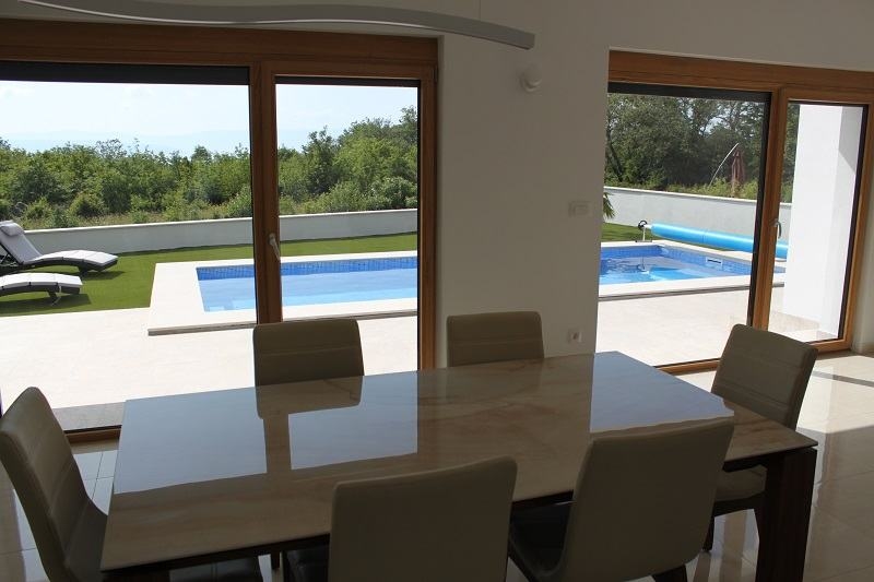 Jedáleň a výhľad na terasu objektu H1671, Malinska.