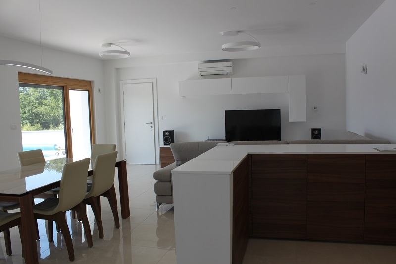 Kuchynská a jedálenská časť vily H1671, ktorá je na predaj v Malinskej na ostrove Krk.