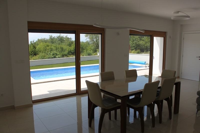 Výhľad na bazén a záhradu.