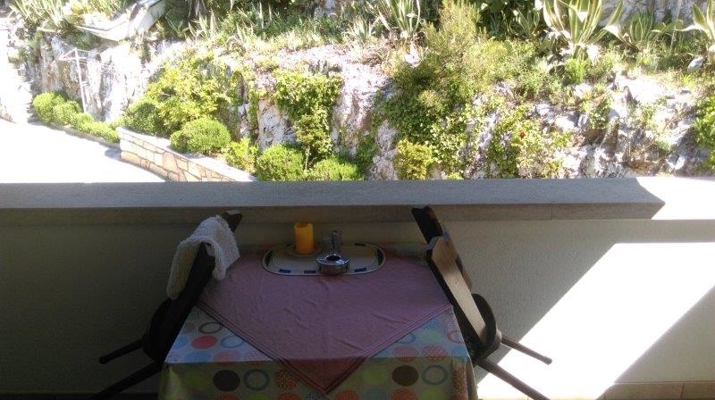 Výhľad z balkóna do okolia Stredozemného mora.