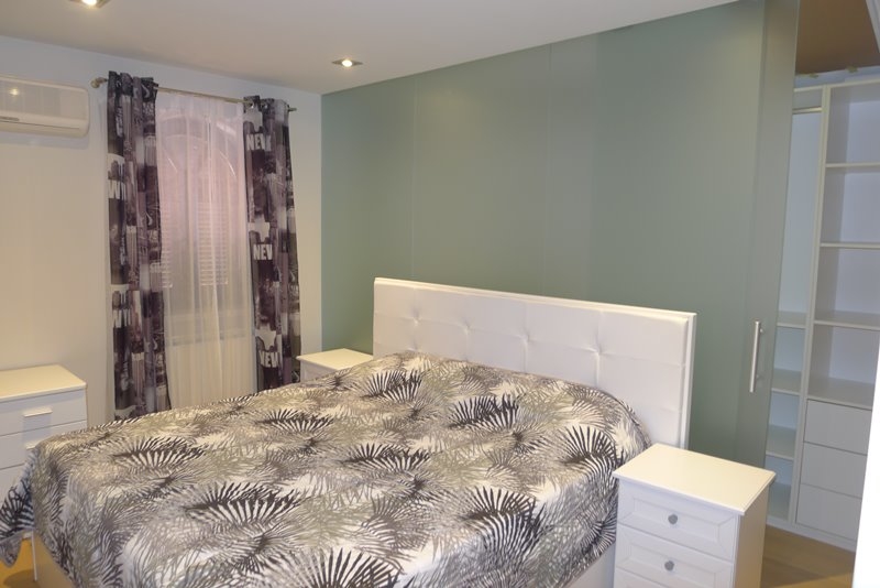 Spálňa na hornom poschodí domu.