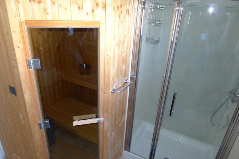 Sauna a pripojená sprcha.