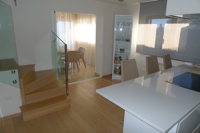 Obývacia izba a schodisko na horné poschodie Vily H1679.