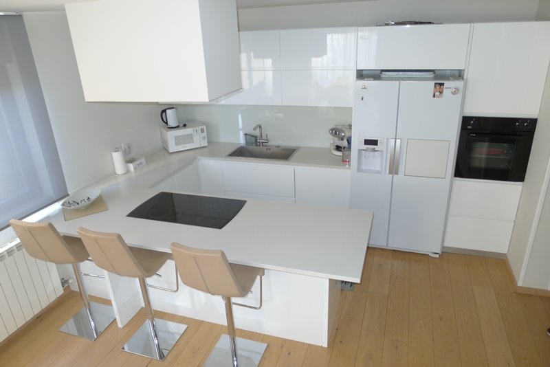 Moderná, otvorená kuchyňa vily H1679 v Opatiji.