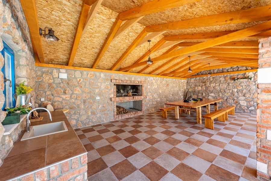 Krásne riešená kuchyňa s jedálenským kútom v záhrade