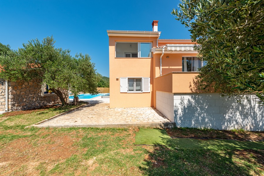 Dom s veľkým pozemkom a bazénom