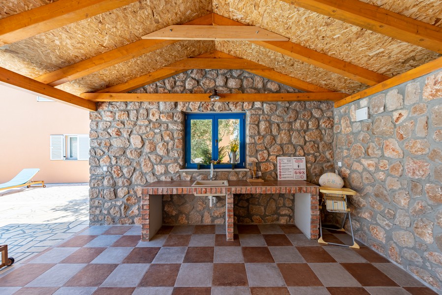 Letná kuchyňa z kameňa a pokrytá