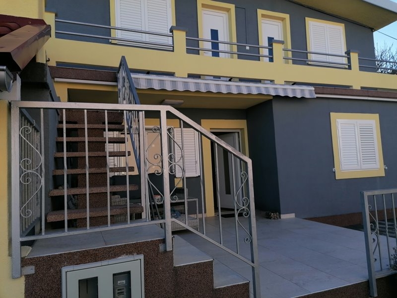 Terasa pri budove H1699 v prvom rade k moru v Nine