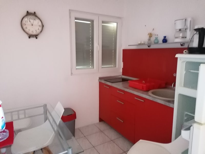 Pohľad na kuchyňu a jedálenský kút.