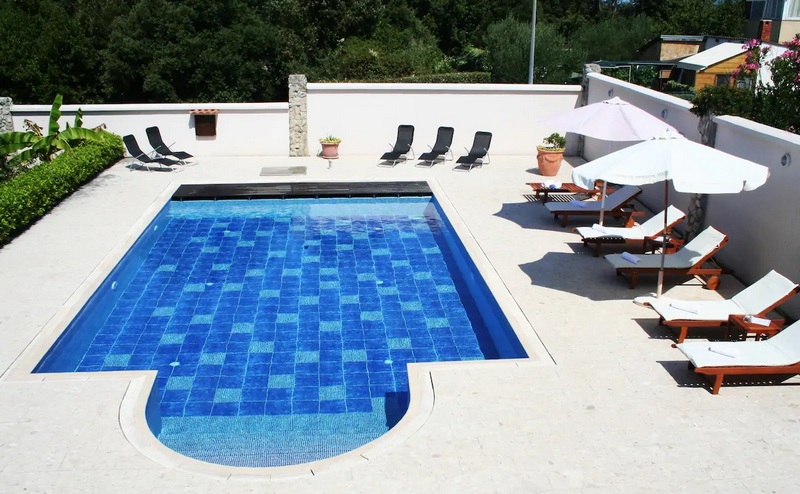 Bazén objektu H1712 v Kozino, Chorvátsko - Panorama Skauting.