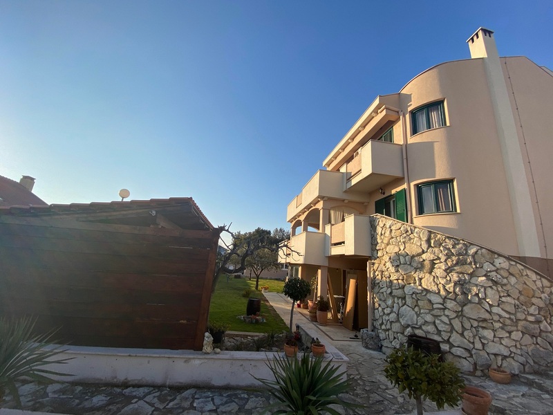 Atraktívny apartmánový dom v Chorvátsku na predaj - Panorama Scouting Real Estate.