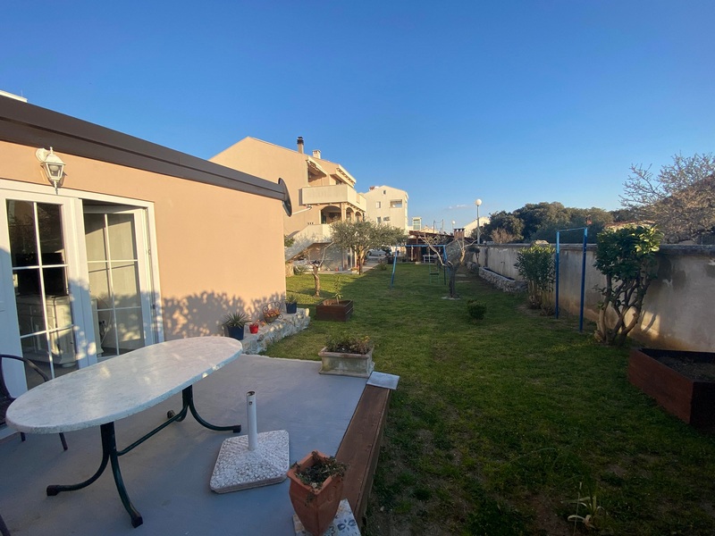 Záhrada a výhľad na dom z letnej kuchyne.