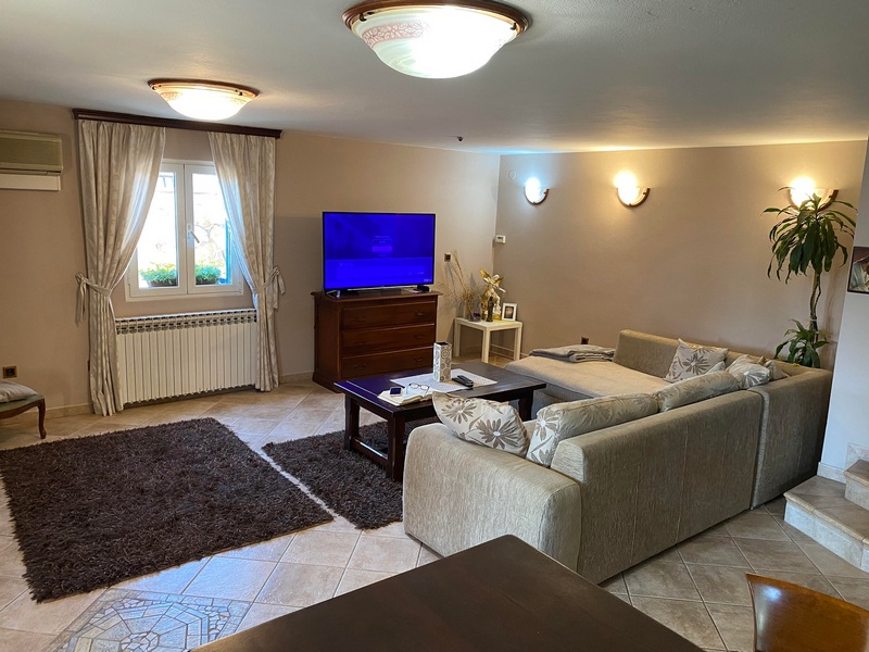 Štýlovo zariadený obývací priestor.