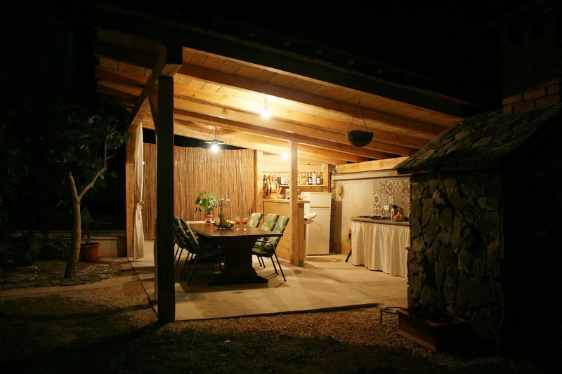 Letná kuchyňa v stredomorskom štýle s krytým jedálenským kútom.