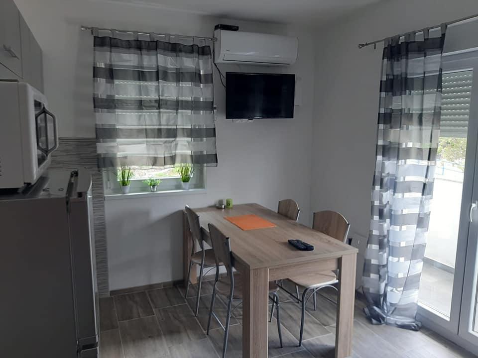 Klimatizovaná jedáleň domu H1733 neďaleko Senja, Chorvátsko.