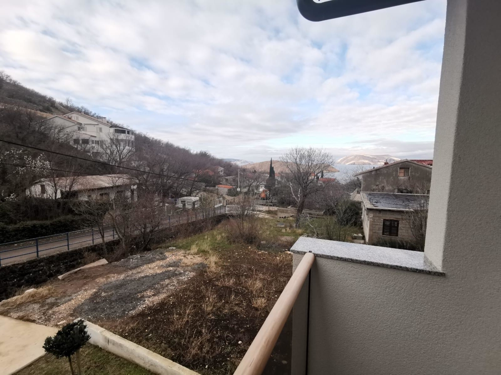 Výhľad na more z balkóna objektu H1733, Senjský kraj, Kvarnerský záliv.
