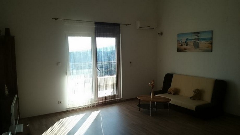 Výhľad na more z horného poschodia.