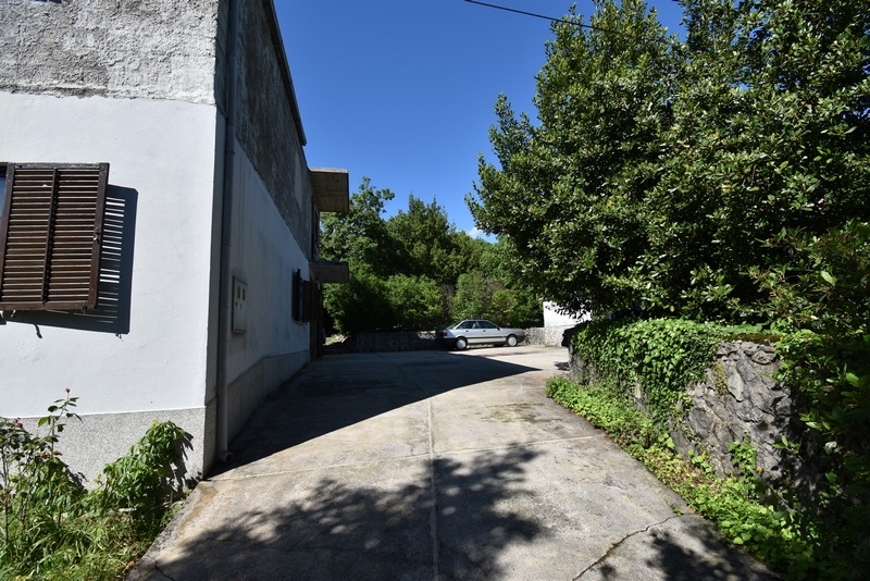 Dom v okolí Rijeky na severe Kvarnerského zálivu, Chorvátsko.