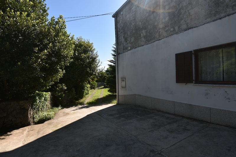 Vonkajší priestor a čiastočný výhľad na more.