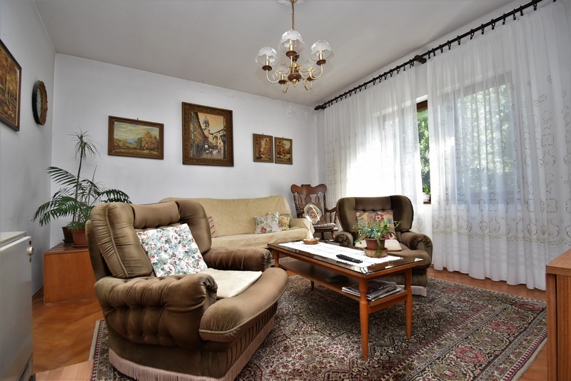 Obývacia izba s tradičným nábytkom.