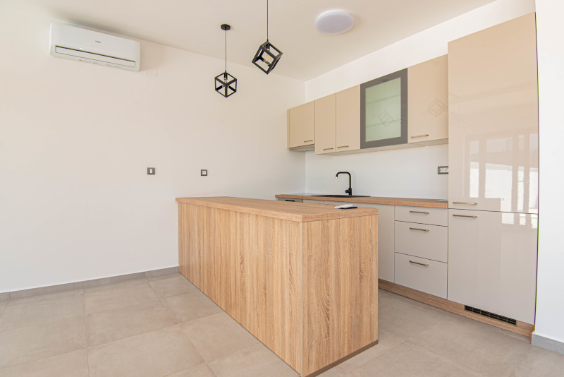 Moderná kuchyňa s klimatizáciou - Dom H1775, Vodice, Chorvátsko.