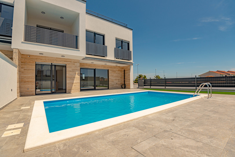 Nehnuteľnosti s bazénom v Chorvátsku - Panorama Skauting.