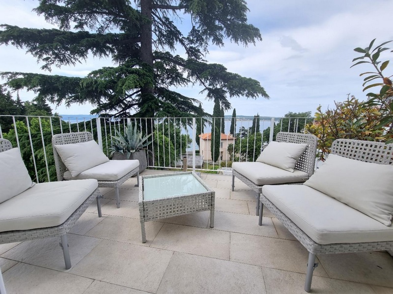 Terasa s krásnym výhľadom na more.