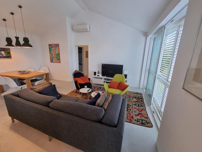 Obývacia časť s klimatizáciou.