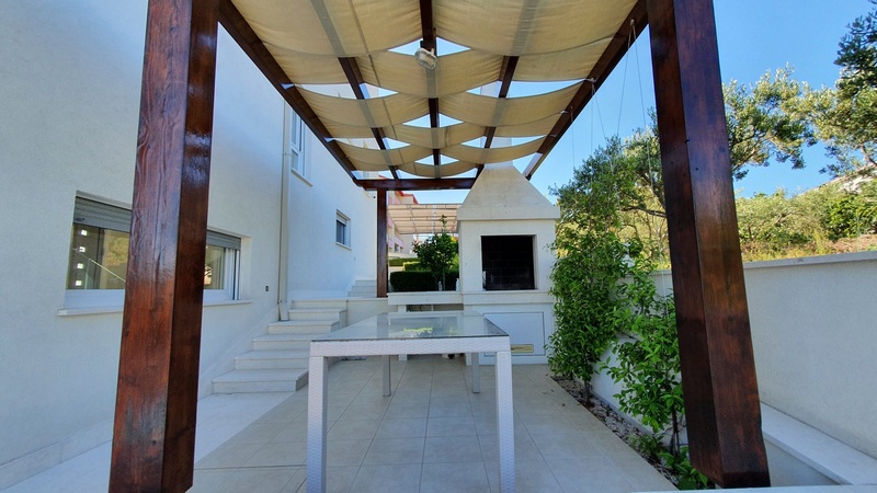 Gril vo vonkajšom areáli vily H1783