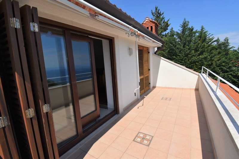 Strešná terasa vily H1785 pri Opatiji v Chorvátsku - Panorama Skauting.